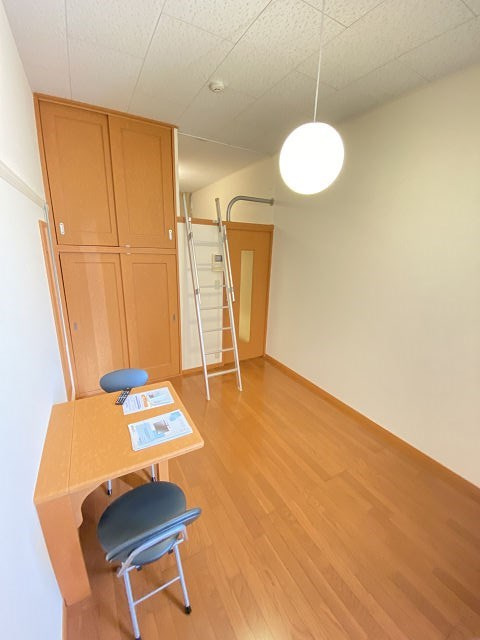 尼崎市南塚口町３丁目のアパートの居間・リビング|こちらの居間で趣味の時間をお楽しみください