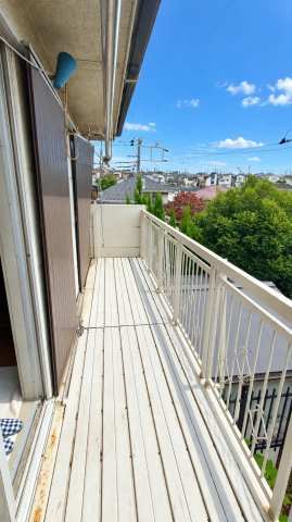 千葉県船橋市芝山4丁目　中古戸建のバルコニー|※画像の一部はAIを用いて加工・編集しています。実際の状況と異なる場合がありますので、ご了承下さい。