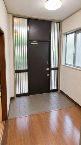 千葉県船橋市芝山4丁目　中古戸建の玄関|※画像の一部はAIを用いて加工・編集しています。実際の状況と異なる場合がありますので、ご了承下さい。