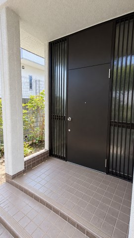 千葉県船橋市芝山4丁目　中古戸建の玄関|※画像の一部はAIを用いて加工・編集しています。実際の状況と異なる場合がありますので、ご了承下さい。
