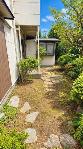 千葉県船橋市芝山4丁目　中古戸建の庭|※画像の一部はAIを用いて加工・編集しています。実際の状況と異なる場合がありますので、ご了承下さい。