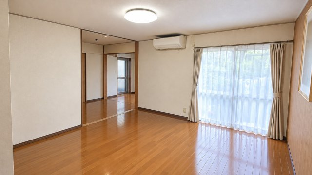 千葉県船橋市芝山4丁目　中古戸建の居間・リビング|※画像の一部はAIを用いて加工・編集しています。実際の状況と異なる場合がありますので、ご了承下さい。