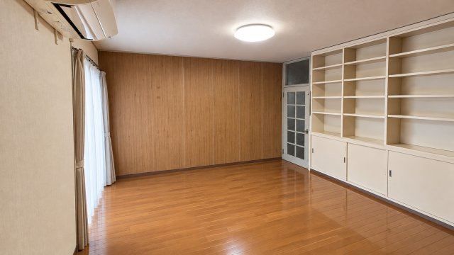 千葉県船橋市芝山4丁目　中古戸建の居間・リビング|※画像の一部はAIを用いて加工・編集しています。実際の状況と異なる場合がありますので、ご了承下さい。