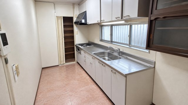 千葉県船橋市芝山4丁目　中古戸建のキッチン|※画像の一部はAIを用いて加工・編集しています。実際の状況と異なる場合がありますので、ご了承下さい。