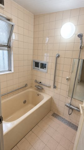 千葉県船橋市芝山4丁目　中古戸建の浴室|※画像の一部はAIを用いて加工・編集しています。実際の状況と異なる場合がありますので、ご了承下さい。