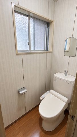 千葉県船橋市芝山4丁目　中古戸建のトイレ|※画像の一部はAIを用いて加工・編集しています。実際の状況と異なる場合がありますので、ご了承下さい。