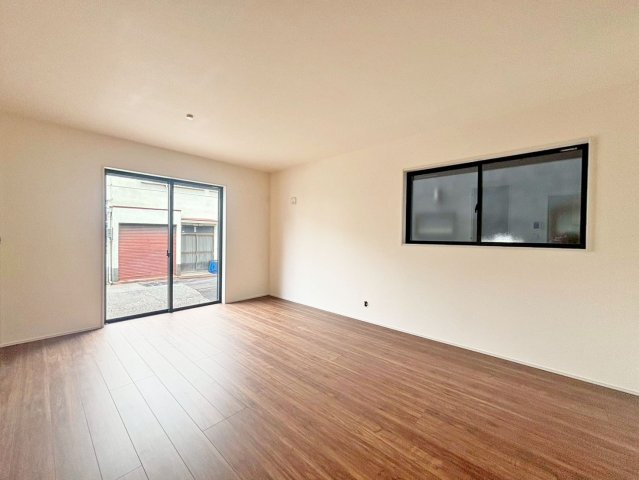 リーブルガーデン杭瀬北新町1丁目新築一戸建て｜3LDK＋並列駐車2台可の居間・リビング|大きな掃き出し窓と横長の窓を設けたリビング。白い壁と木目の床が調和し、家具も合わせやすい内装です。ソファやテレビを置く場所を考えながら、ご家族で過ごす時間を想像してみてください♪