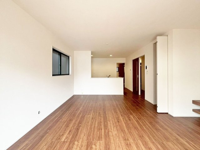 リーブルガーデン杭瀬北新町1丁目新築一戸建て｜3LDK＋並列駐車2台可のキッチン|リビングからキッチンを見渡した一枚。対面式のキッチンは、お料理をしながら家族と会話ができるつくりです。奥には廊下へ続く扉もあり、室内のつながりがわかります。