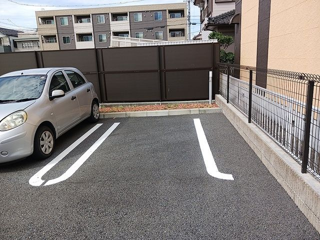 ブリーズ（Ｂｒｅｅｚｅ）の駐車場