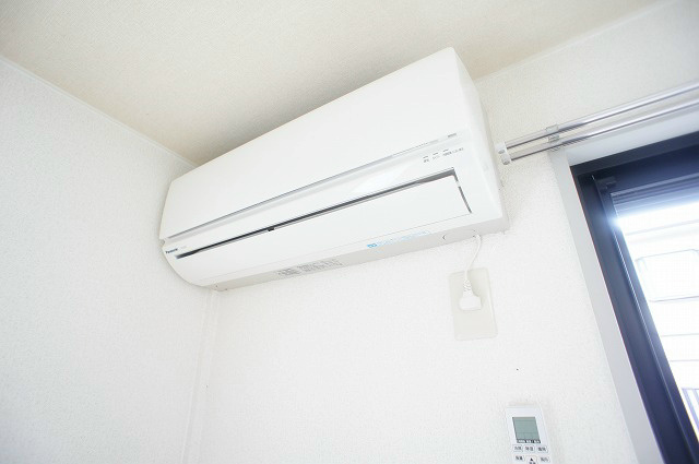 ウィンディアコリーヌA棟の設備|シャンプー洗面台完備の独立洗面所。バストイレ別で清潔な脱衣所