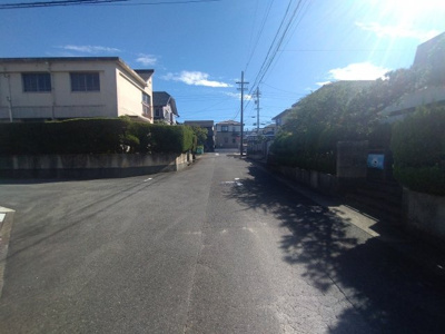 【前面道路含む現地写真】 | 緑区ほら貝1期　売地　1号地 | 前面道路含む現地写真　上物有り(2026年10月2日撮影)
