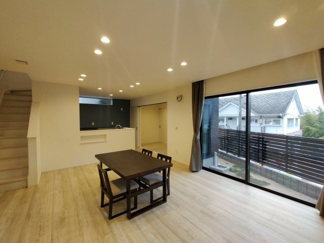 天神4丁目 築浅戸建の居間・リビング