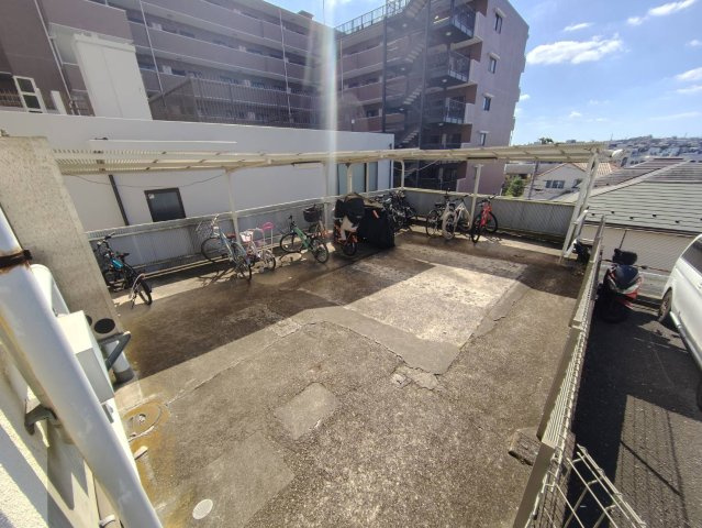 市が尾内野ビルの駐車場