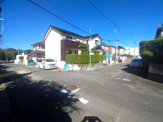 緑区ほら貝1期　売地　2号地の前面道路含む現地写真|前面道路含む現地写真　上物有り(2026年10月2日撮影)
