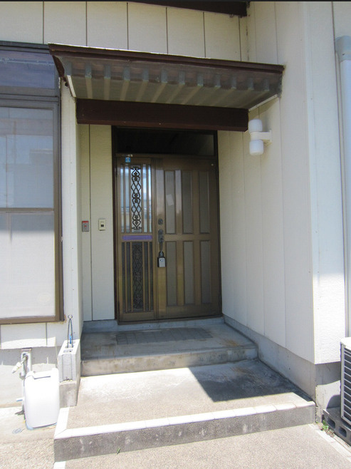 滝寺貸家のエントランス