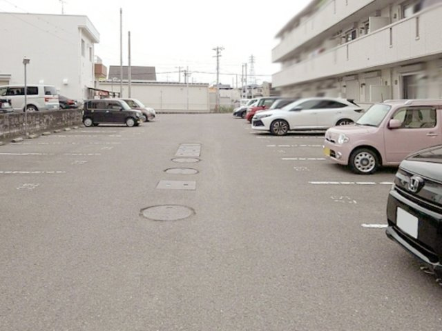 ファミリーメイト矢田 B棟の駐車場
