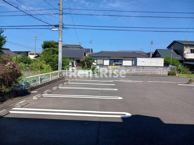 ウッドベルの駐車場