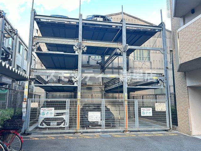 アネックス六兵衛三番館の駐車場