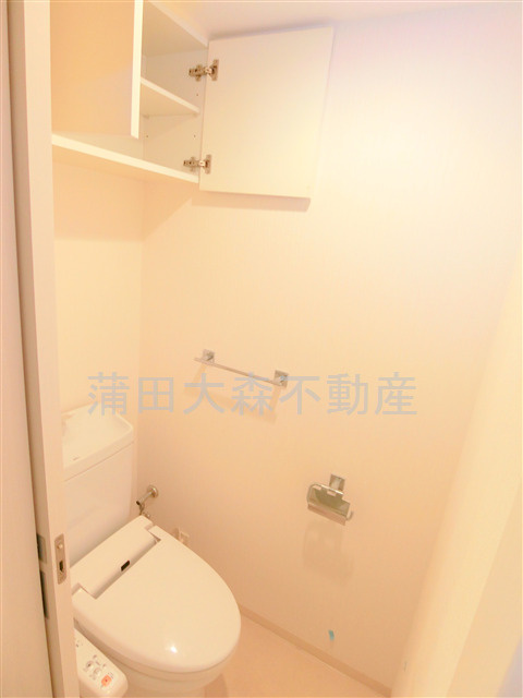 クリオ平和島のトイレ|棚収納と温水洗浄暖房便座付きのトイレ　温