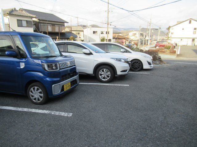 サンハイツ学園前の駐車場