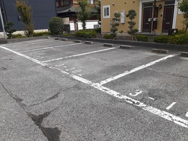 ジュアン参番館の駐車場
