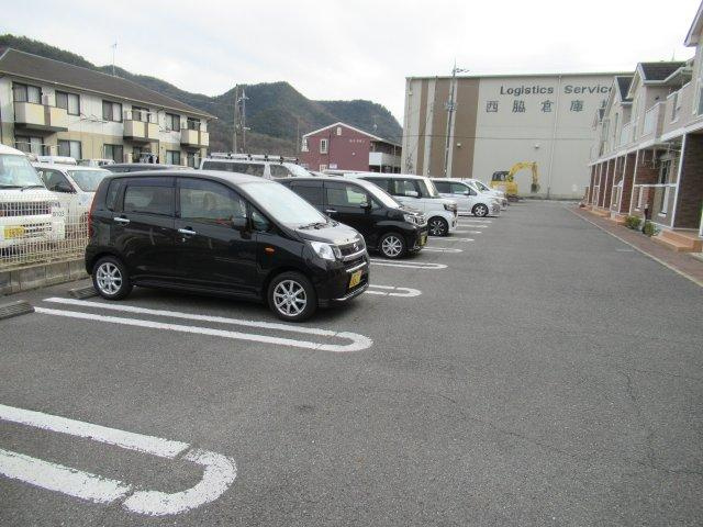 フラットワンＡの駐車場
