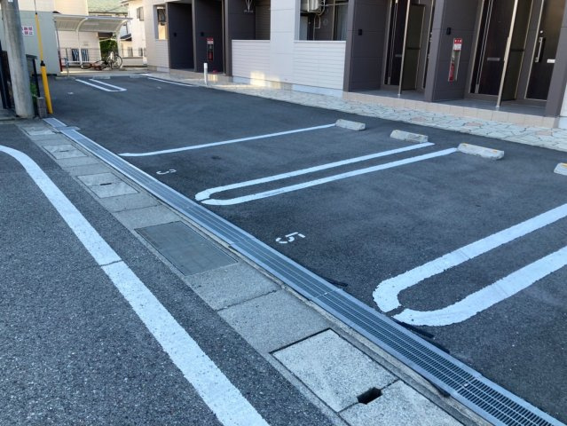 エコハウス華園 社の駐車場