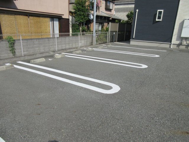ノッティングヒルコートFの駐車場
