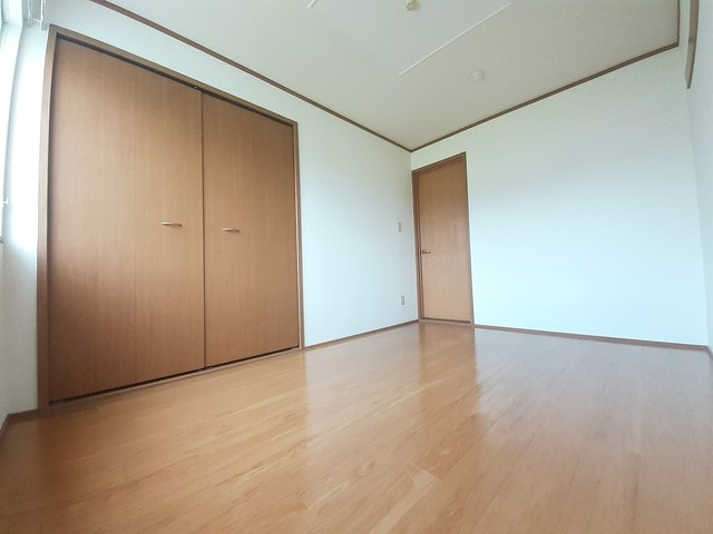 クインシィー8の洋室