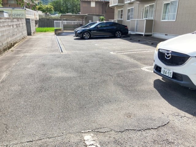 エクセラン春日の駐車場