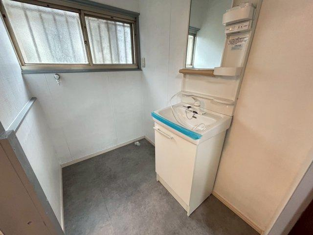 野村町戸建の洗面所