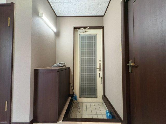 コンフォート社　B棟の玄関