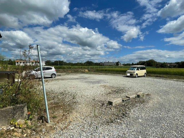尚栄館　B棟の駐車場