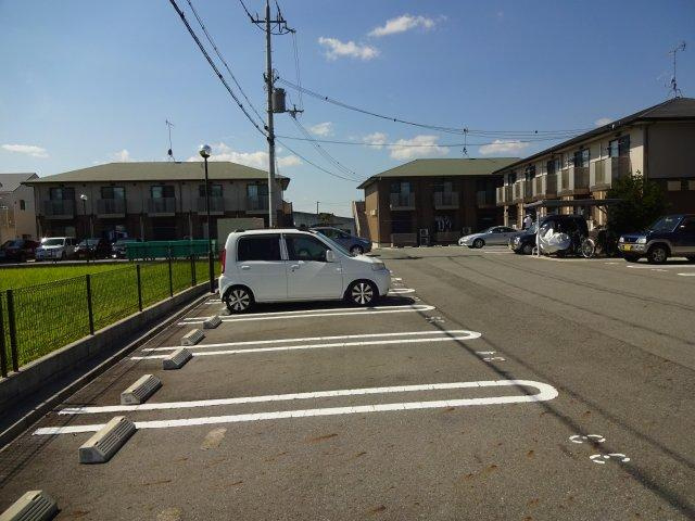 ヴィラージュ大開B棟の駐車場