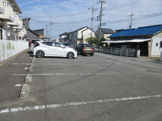 グランモアZ A棟の駐車場