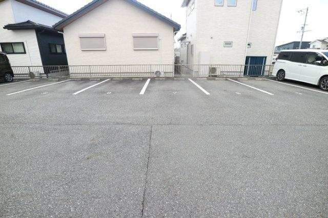 ベルクール加東　A棟の駐車場