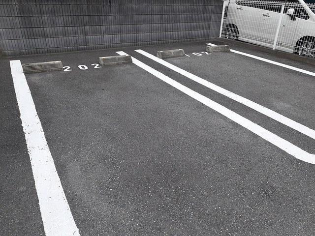 ミルト　田中元の駐車場
