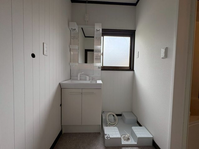 事務所兼倉庫付き戸建ての洗面所