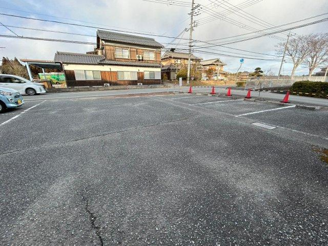 ヒルハイツB棟の駐車場