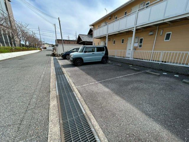 グレイスフルコートの駐車場