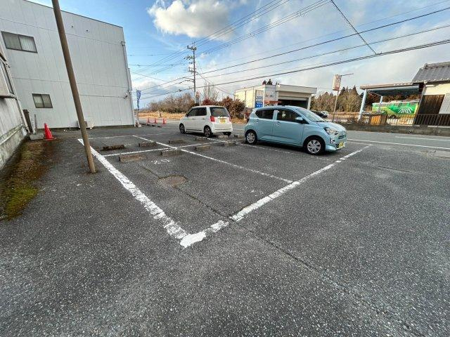 ヒルハイツA棟の駐車場