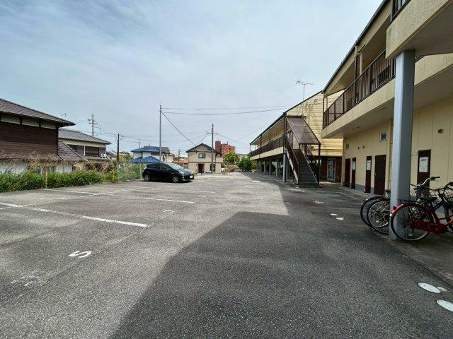 ドミトリーⅠの駐車場