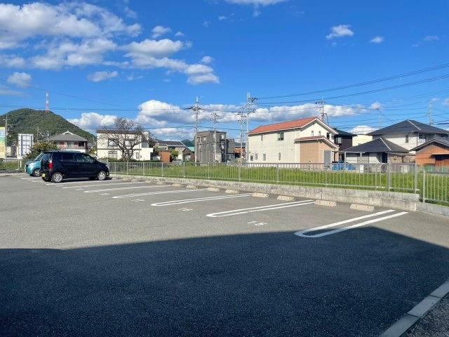 シャーメゾンバミューダグラスの駐車場