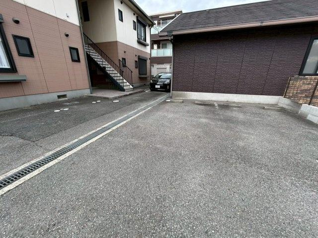 プレミール　上中の駐車場