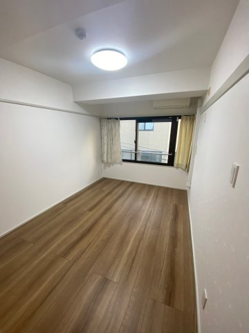 小出ビルの洋室|明るい洋室です