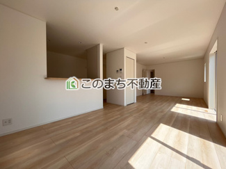 【居間・リビング】 | CRADLE GARDEN岩舟町和泉第4 | 同社施工物件写真。※建具やフローリング、その他仕様が異なる場合がございます。