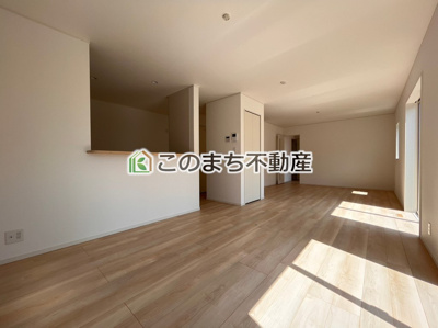 【居間・リビング】 | CRADLE GARDEN岩舟町和泉第4 | 同社施工物件写真。※建具やフローリング、その他仕様が異なる場合がございます。
