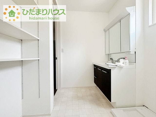 【独立洗面台】 | 牛久市田宮町　中古戸建 | ワイドな独立洗面台には、ちょっとしたスキンケア用品などを置くのにも便利ですね(^^)/