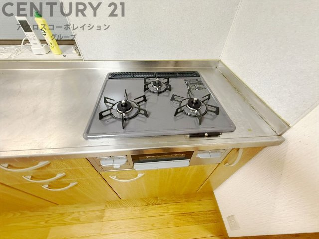多数の調理器具を同時に使用でき、料理の効率化が可能。省エネで節約になり、様々な料理スタイルに適応できます。また、火力調整が独立しており、手入れや掃除もしやすく、今よりもっとお料理が楽しくなるかも。