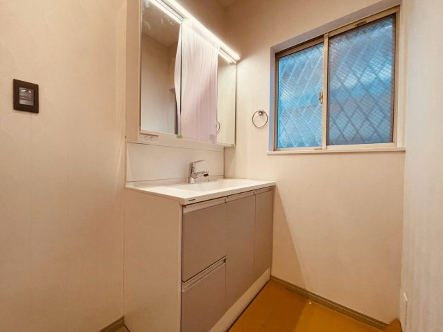【独立洗面台】 | 練馬区東大泉７丁目　中古戸建て | 大きな三面鏡と明るい照明が魅力の清潔感ある洗面室